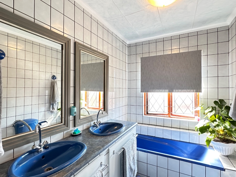 6 Bedroom Property for Sale in Heiderand Western Cape